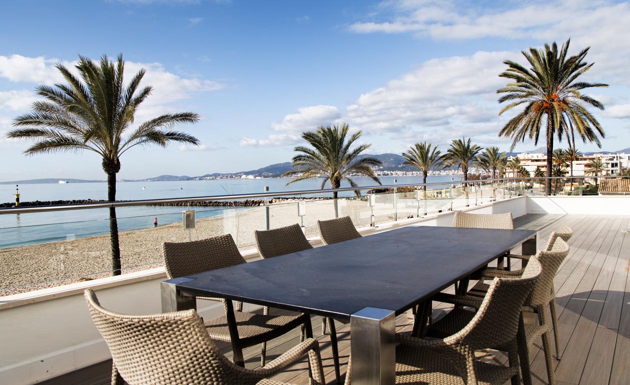 Unique villa with 180 degree sea view and holiday rental licence directly on the sandy beach of Ciudad Jardin in Palma